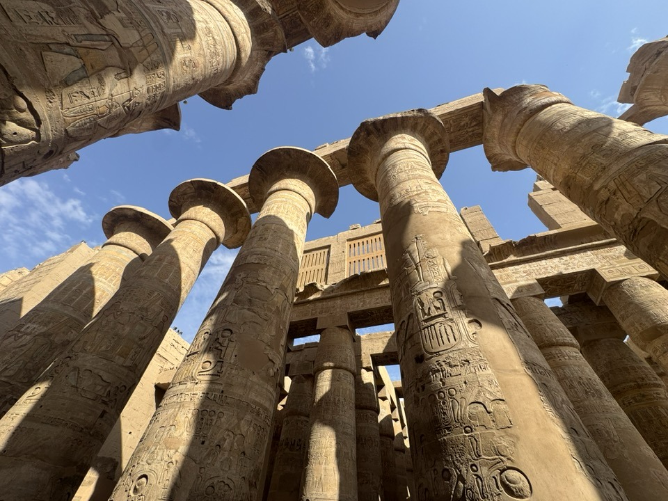 ظهور النقوش والألوان على صالة الأعمدة الكبرى بالكرنك