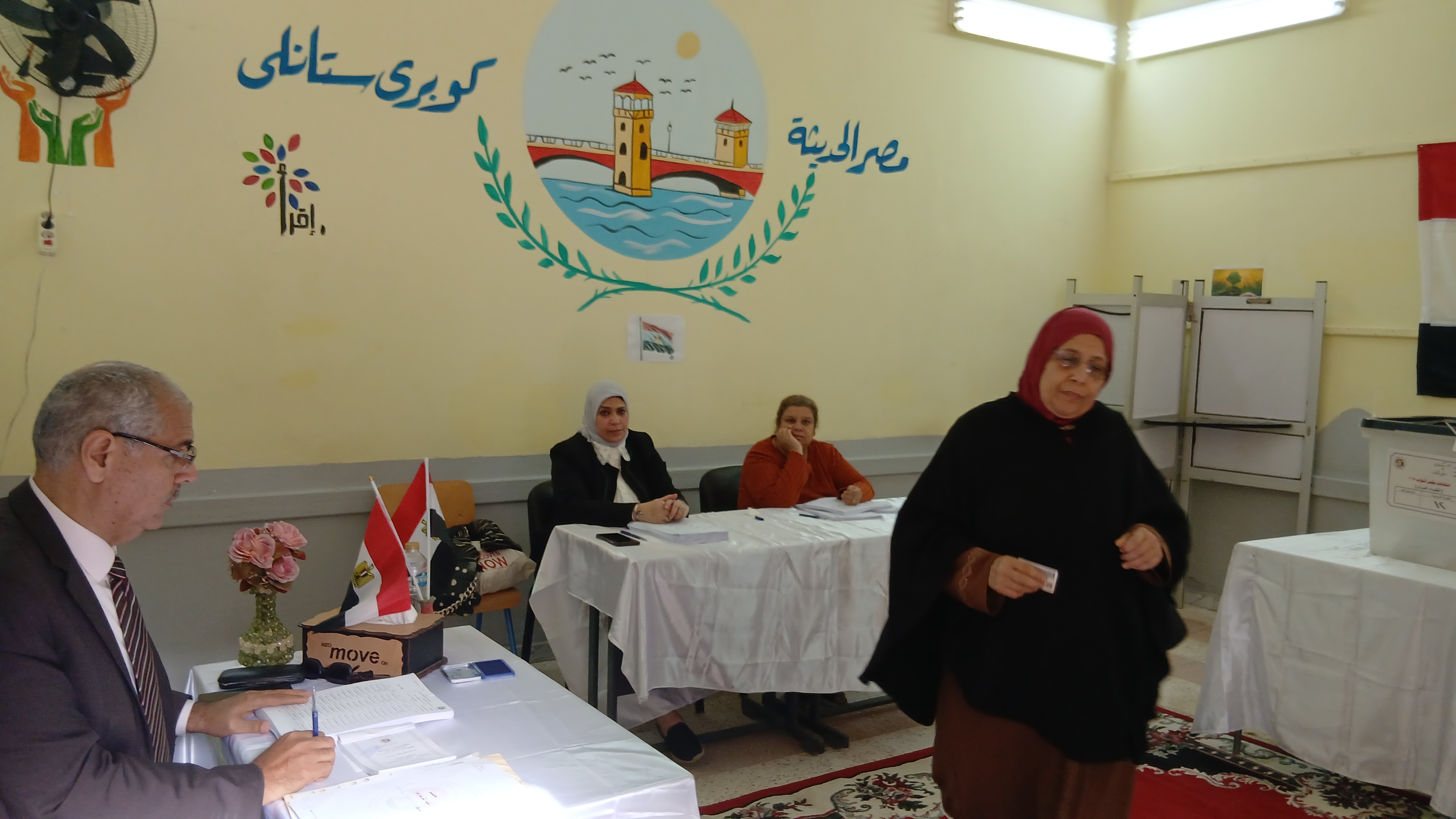 سيدة تدلي بصوتها في جولة الإعادة بالإسكندرية