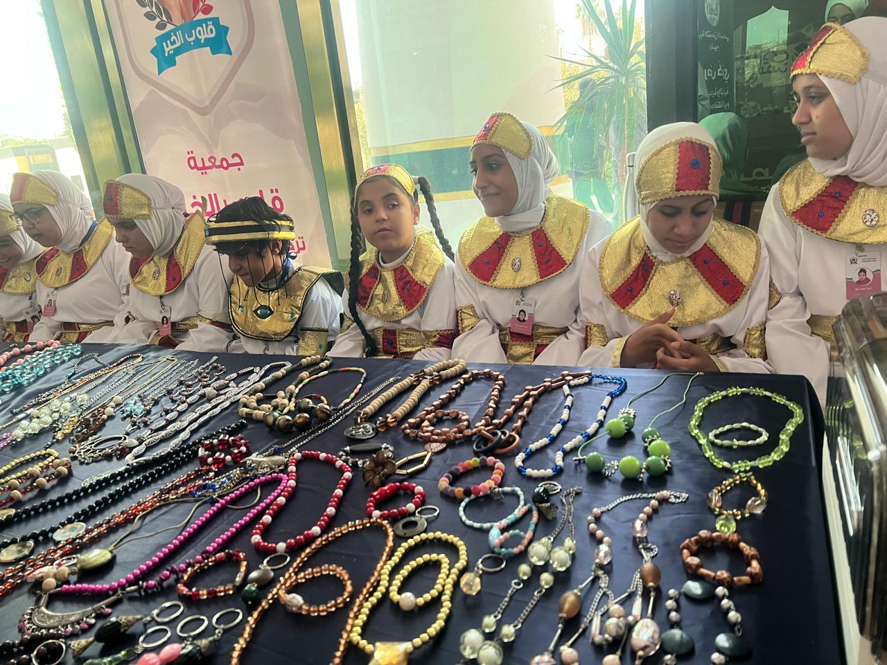 الأطفال مع منتجاتهم الأطفال مع منتجاتهم