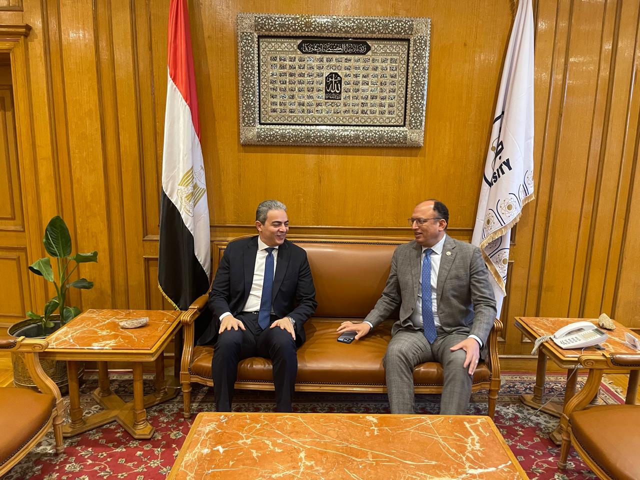 نقيب الإعلاميين خلال محاضرته بجامعة حلوان (7)