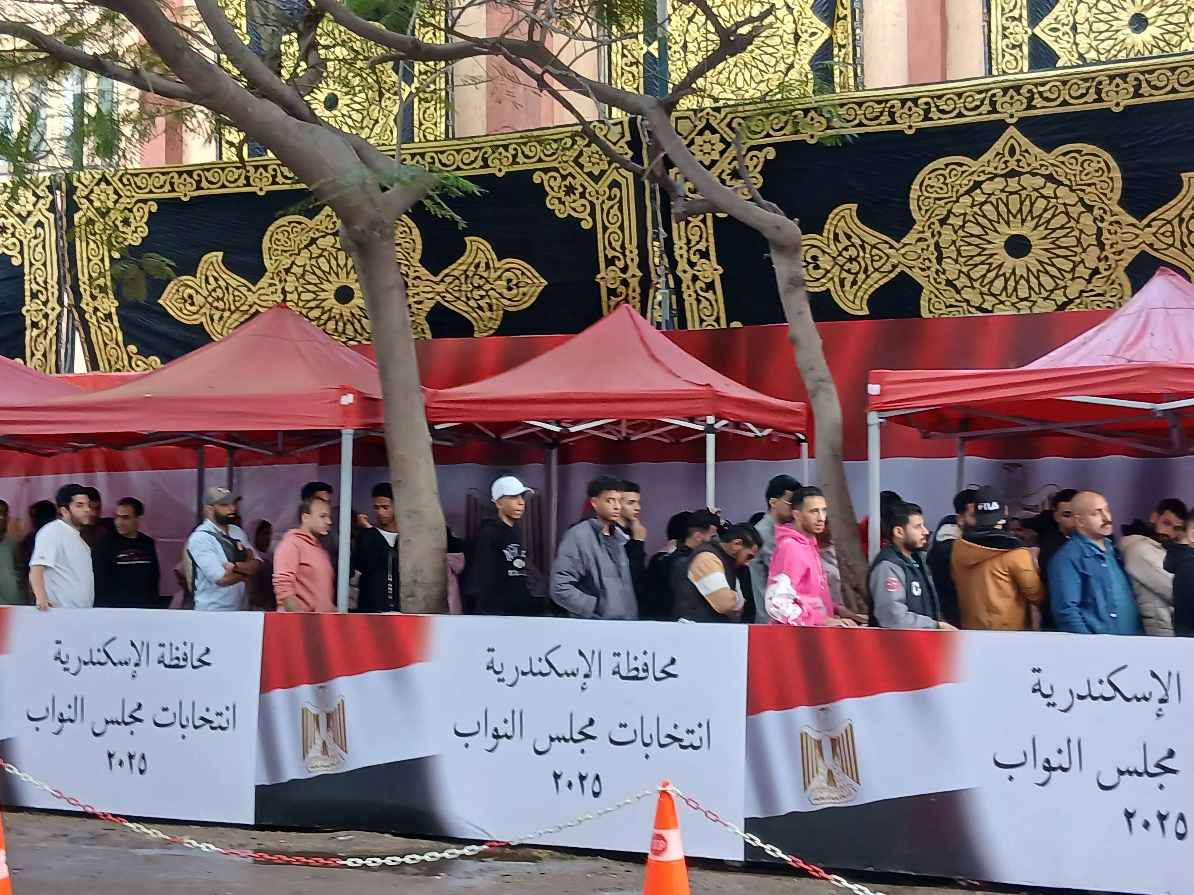 توافد الناخبين علي لجنة الرمل في الإسكندرية