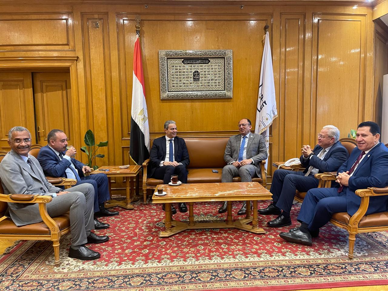 نقيب الإعلاميين خلال محاضرته بجامعة حلوان (8)