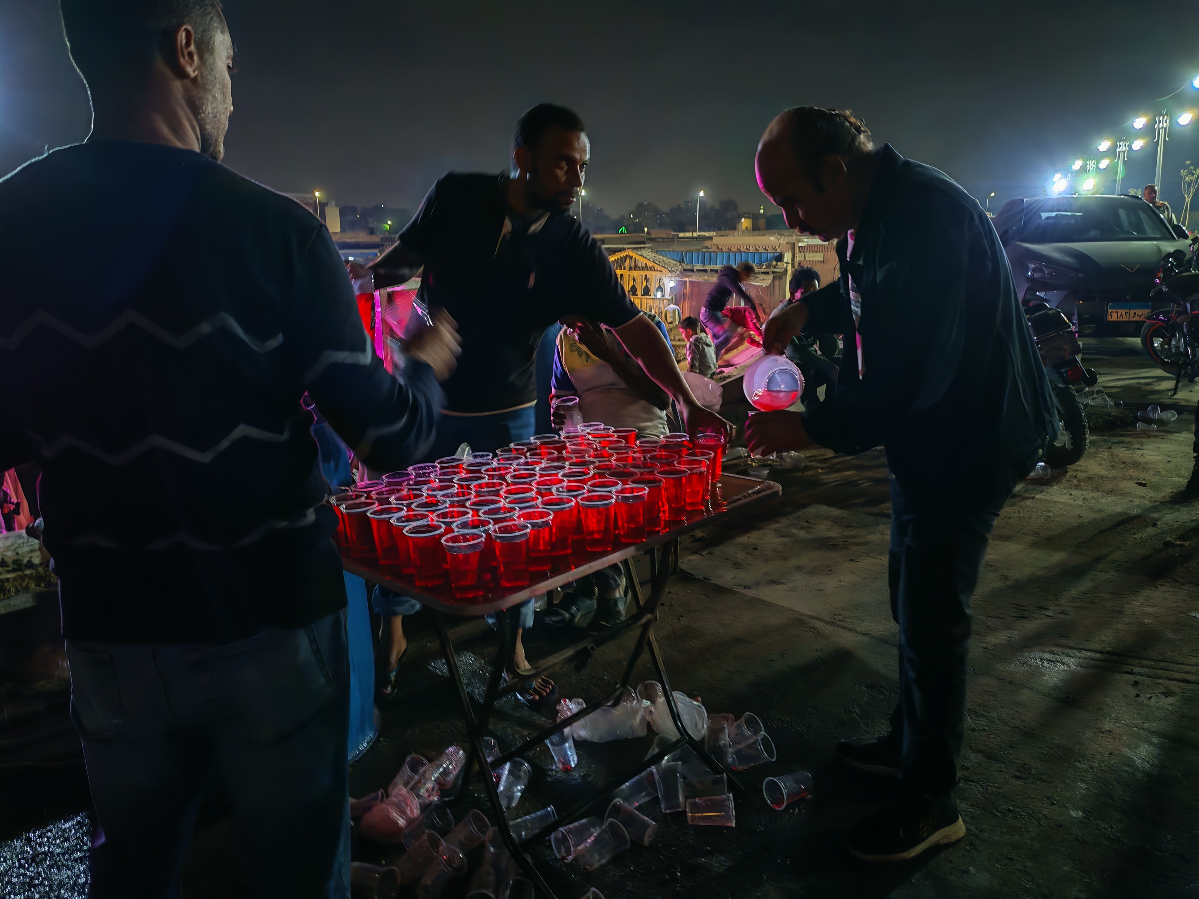 أهالى السيدة نفيسة يوزعون الشربات أهالى السيدة نفيسة يوزعون الشربات