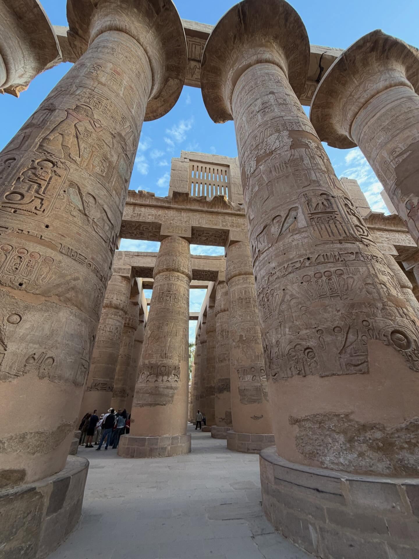 تجميل صالة الأعمدة الكبرى بالكرنك أمام السياح