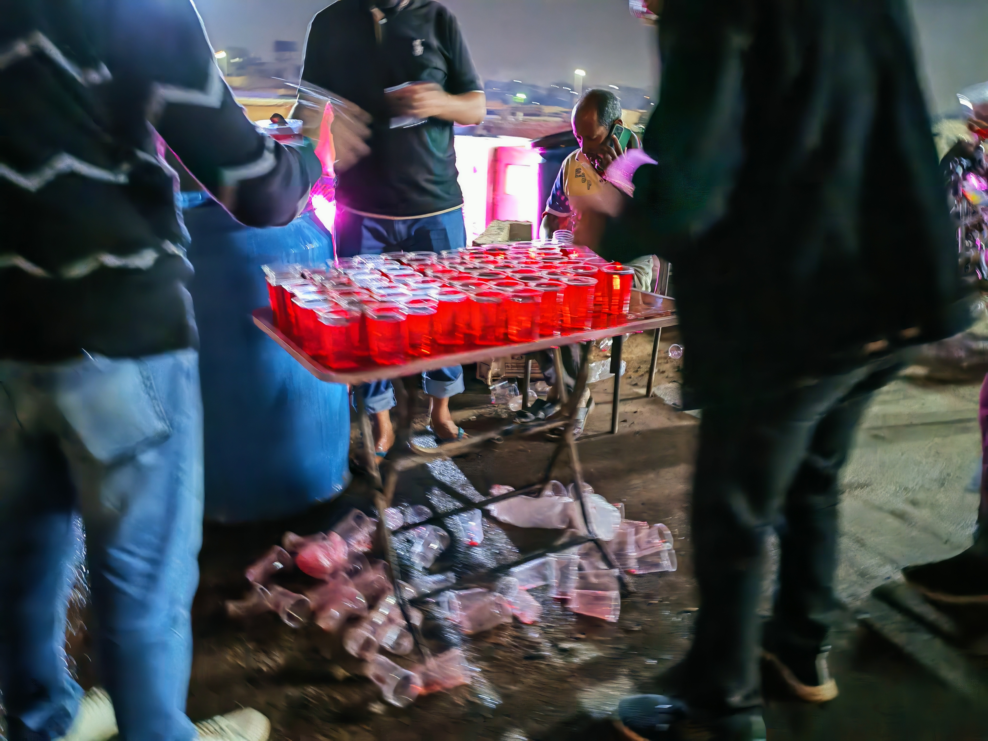 جانب من توزيع الشربات جانب من توزيع الشربات