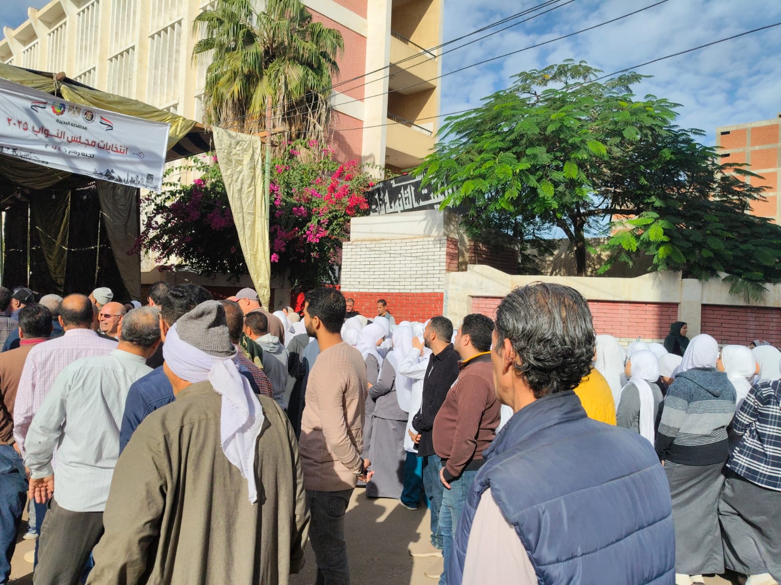 توافد الناخبين على لجان البحيرة للإدلاء بأصواتهم فى انتخابات مجلس النواب  (2)