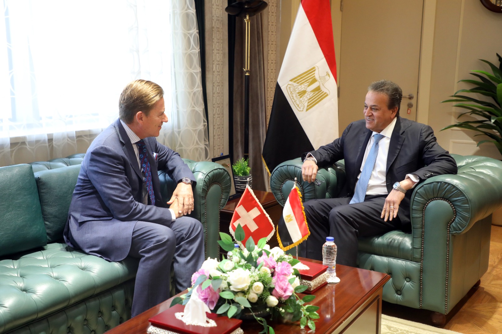 وزير الصحة والسفير السويسري خلال اللقاء