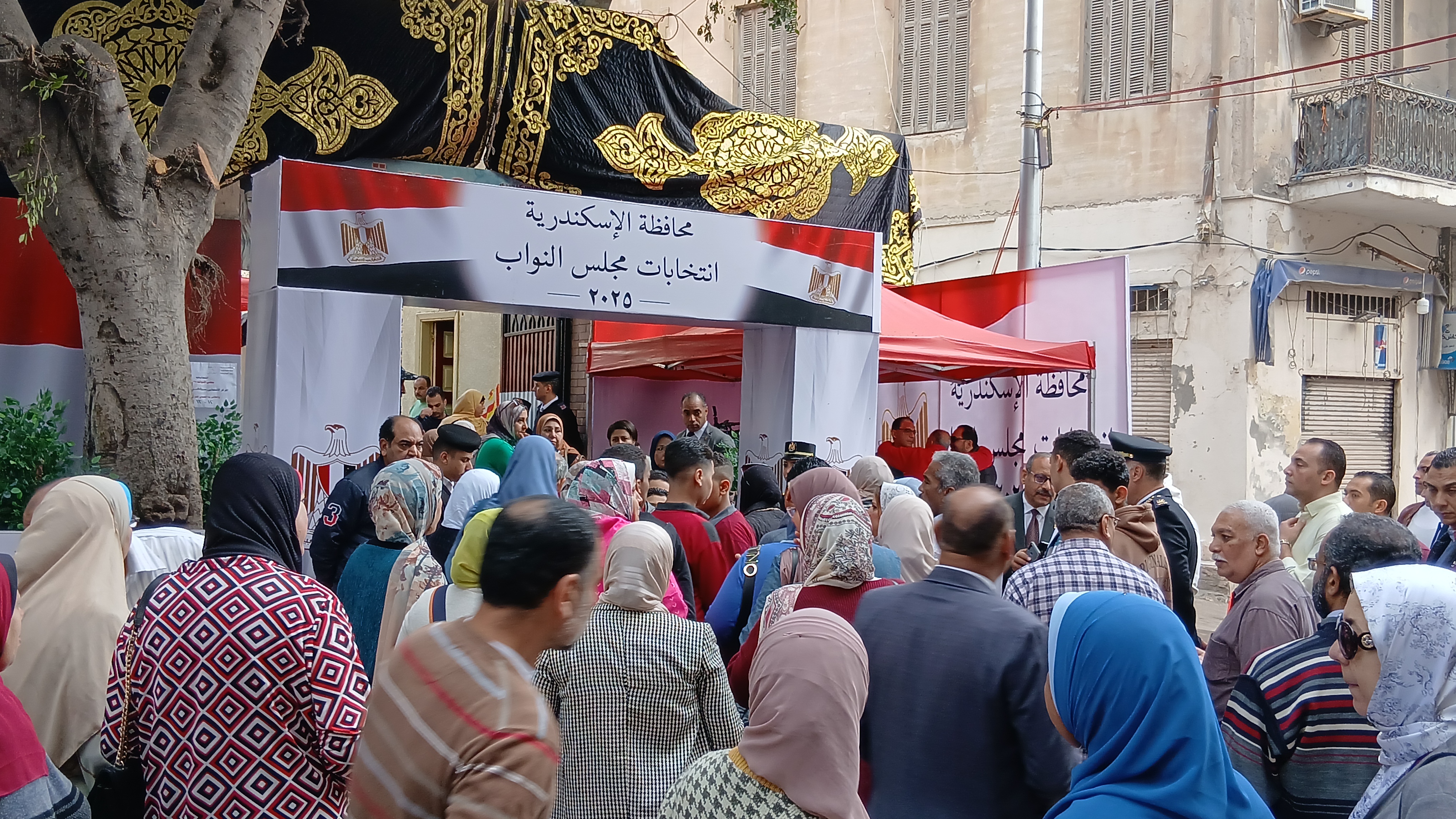 توافد المعلمين في دائرة الرمل لادلاء باصواتهم بالإسكندرية توافد المعلمين في دائرة الرمل لادلاء باصواتهم بالإسكندرية