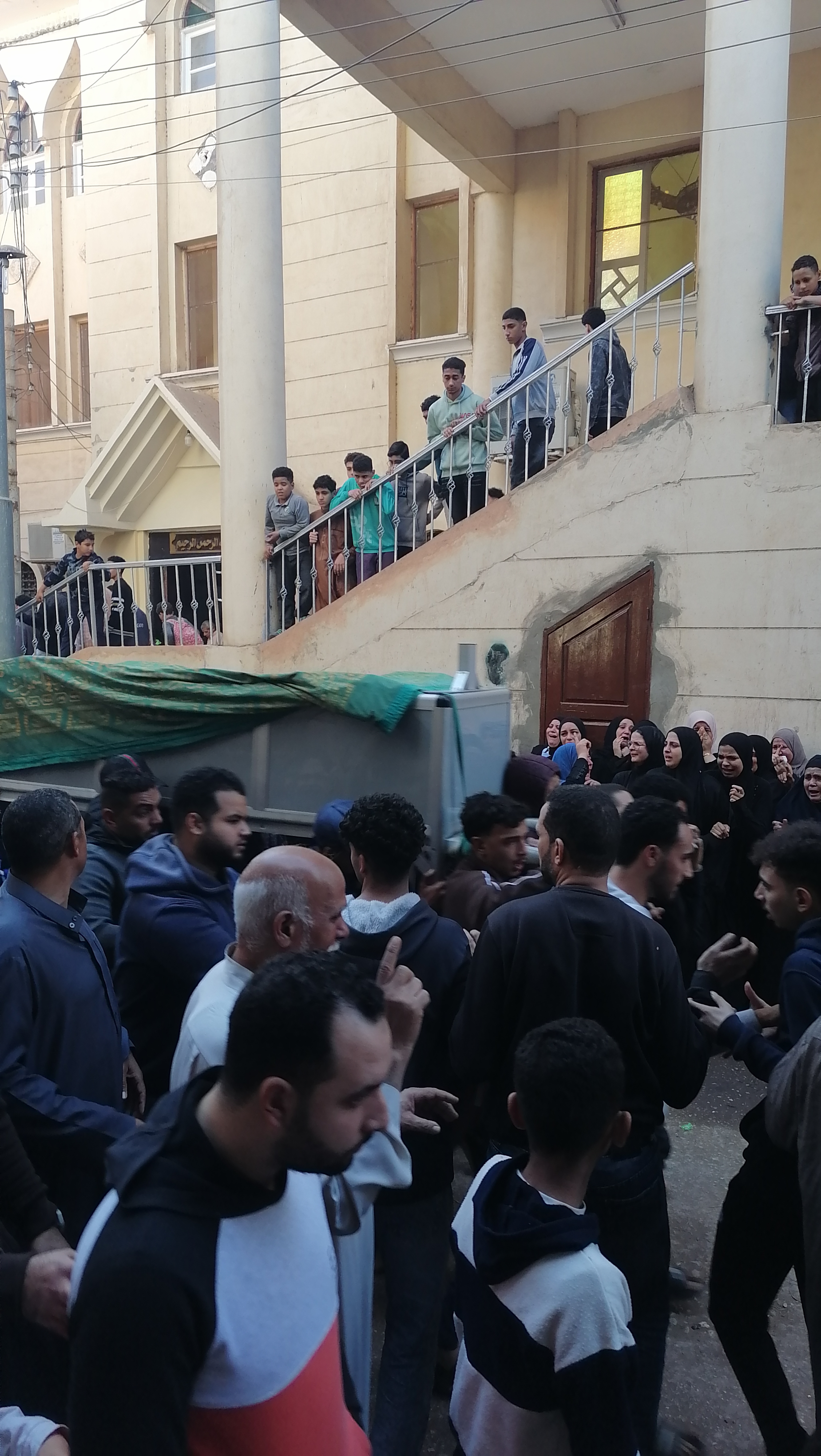 مشهد حزين اثناء وداع الضحايا مشهد حزين اثناء وداع الضحايا