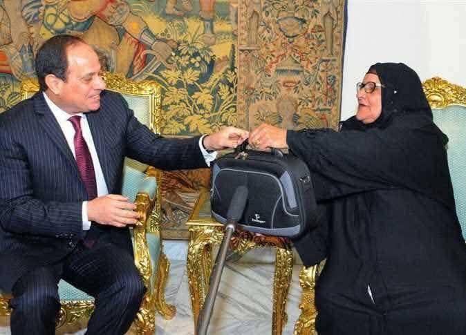 تبرعت بثروتها وذهبها للدولة تبرعت بثروتها وذهبها للدولة