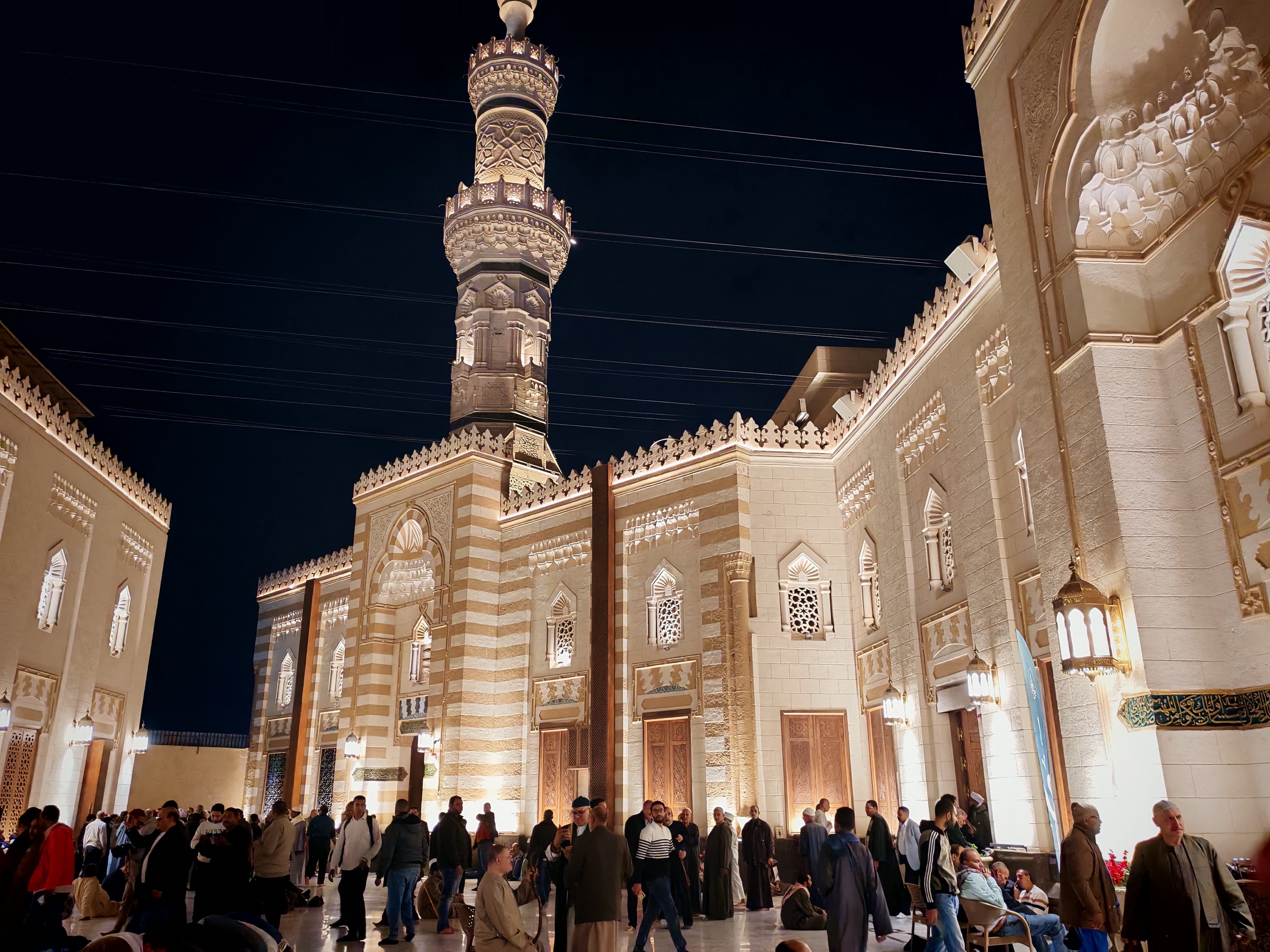 توافد المواطنين على مسجد السيدة نفيسة توافد المواطنين على مسجد السيدة نفيسة