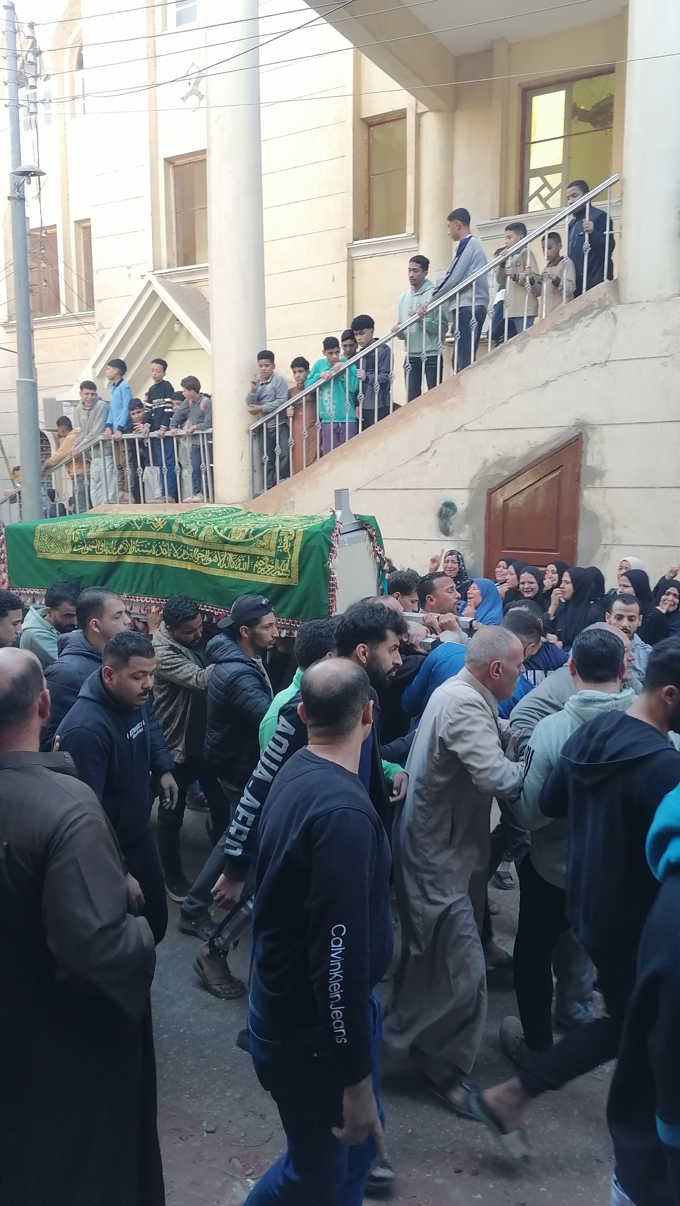 خروج جثمان الأب ومن خلفه الابن خروج جثمان الأب ومن خلفه الابن