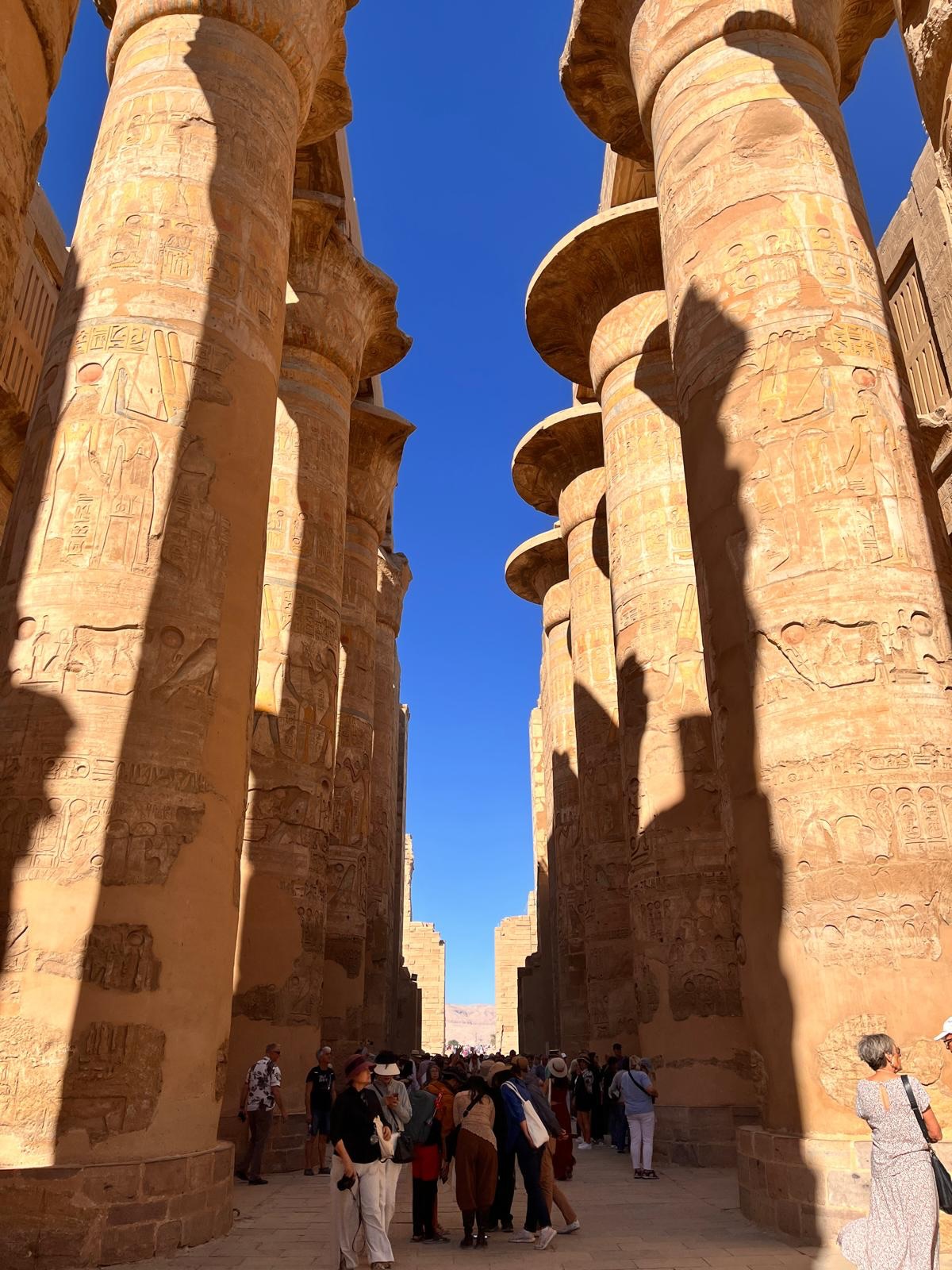 صالة الأعمدة الكبرى بالكرنك تعيد الحياة وحركة الجذب السياحى