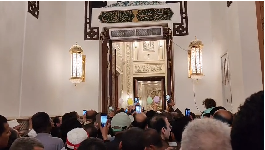 جانب من حشود المواطنين 