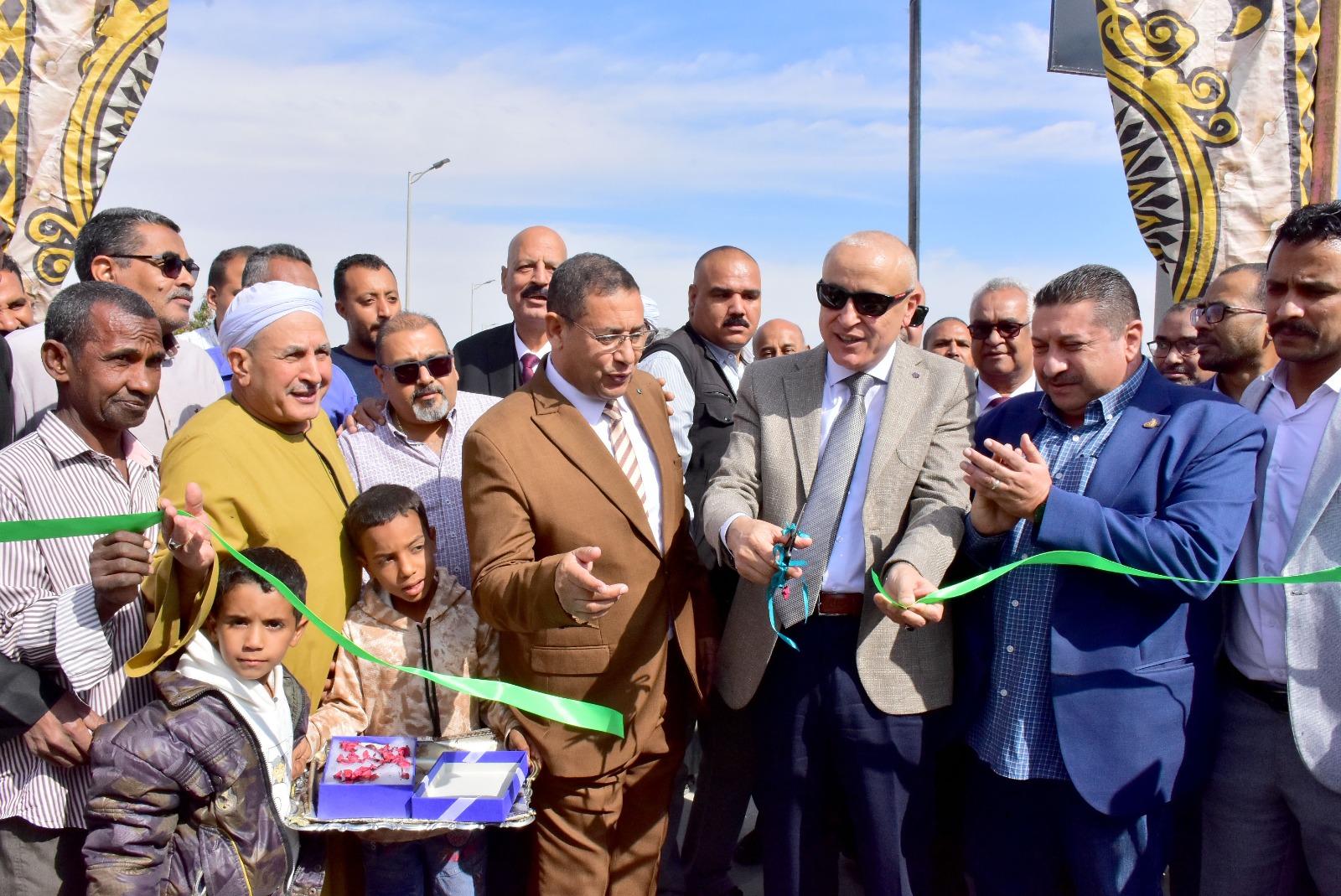 محافظ الأقصر يفتتح موقف سيارات القرنة أسفل محور سمير فرج