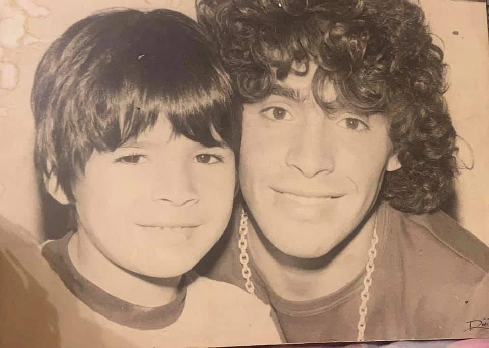 ماردونا وشقيقه فى مرحلة الطفولة ماردونا وشقيقه فى مرحلة الطفولة