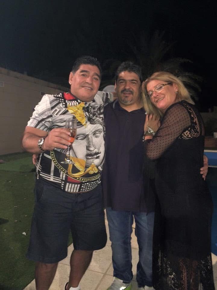 مارادونا وصورة عائلية تخلد ذكراه مارادونا وصورة عائلية تخلد ذكراه