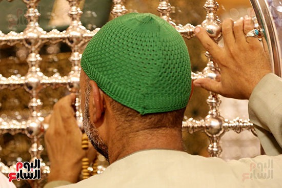 إحدى المريدين أمام قبر السيدة نفيسة