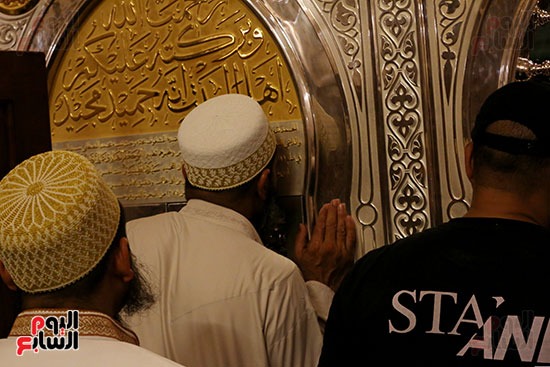 المريدون أمام قبر السيدة نفيسة