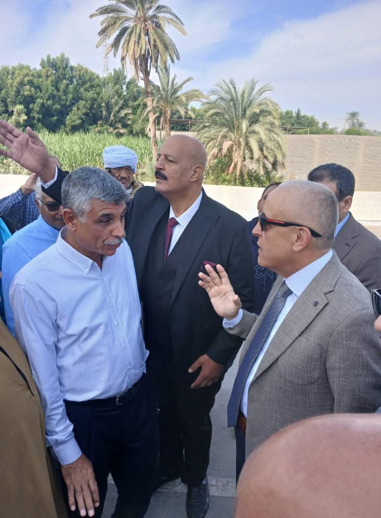 المحافظ مع نجل شيخ الأزهر عقب افتتاح الموقف