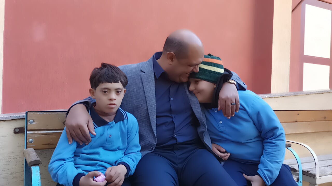 رئيس مدينة دسوق يداعب اثنين من وي الهمم