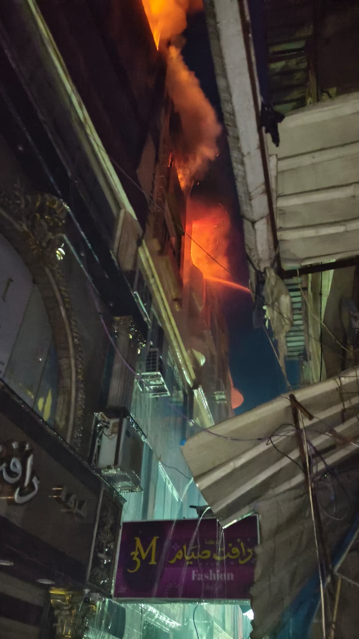 الدفع بسيارات اطفاء لمنطقة الخواجات بالمنصورة