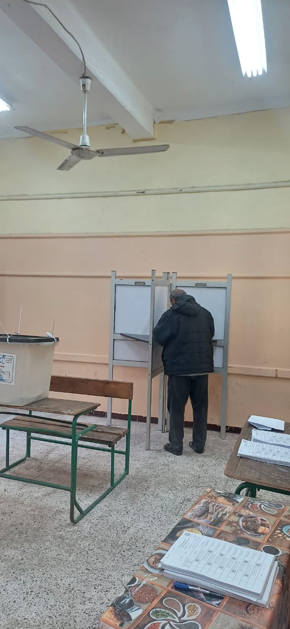تزايد الإقبال على التصويت فى لجان الانتخاباية فى امبابة (2)