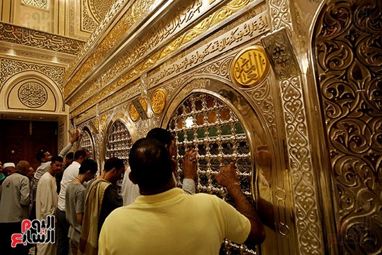 توافد المريديون على قبر السيدة نفيسة