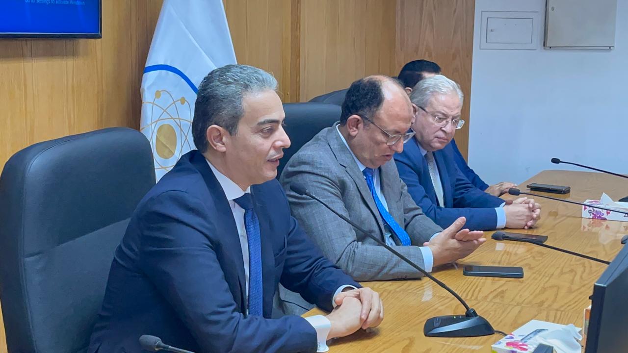 نقيب الإعلاميين خلال محاضرته بجامعة حلوان (9)