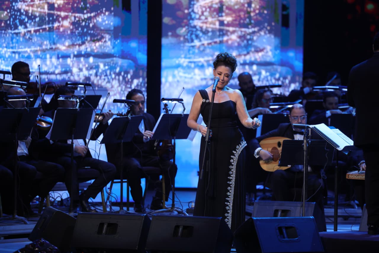 تألق النجمة انوشكا في حفلها