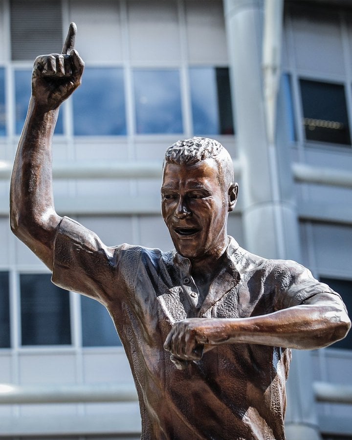 آلان شيرر.. يد غريبة