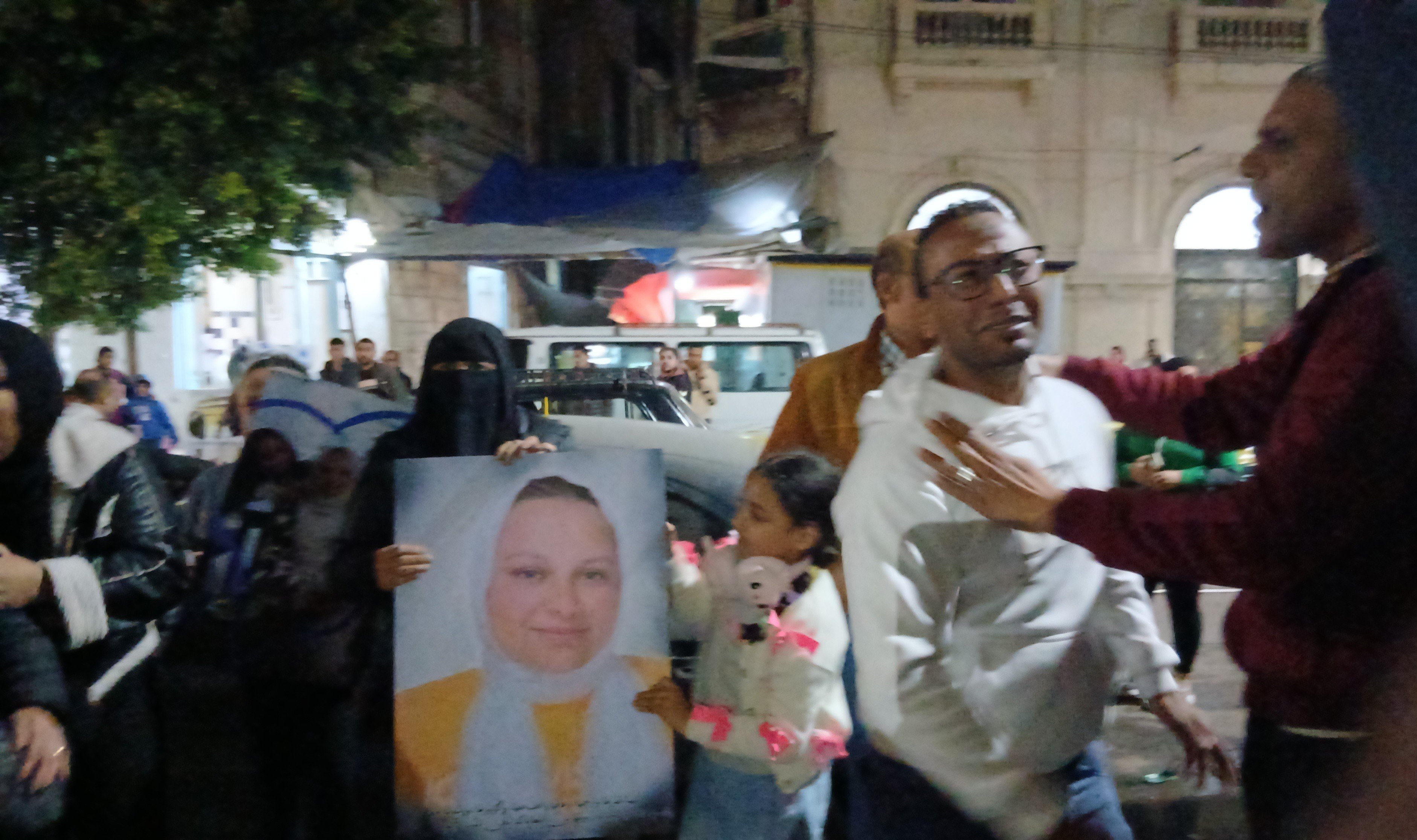 ابنه المتهم ترفع صورة والدتها بعد إحالة أوراق والدها للمفتي (1)