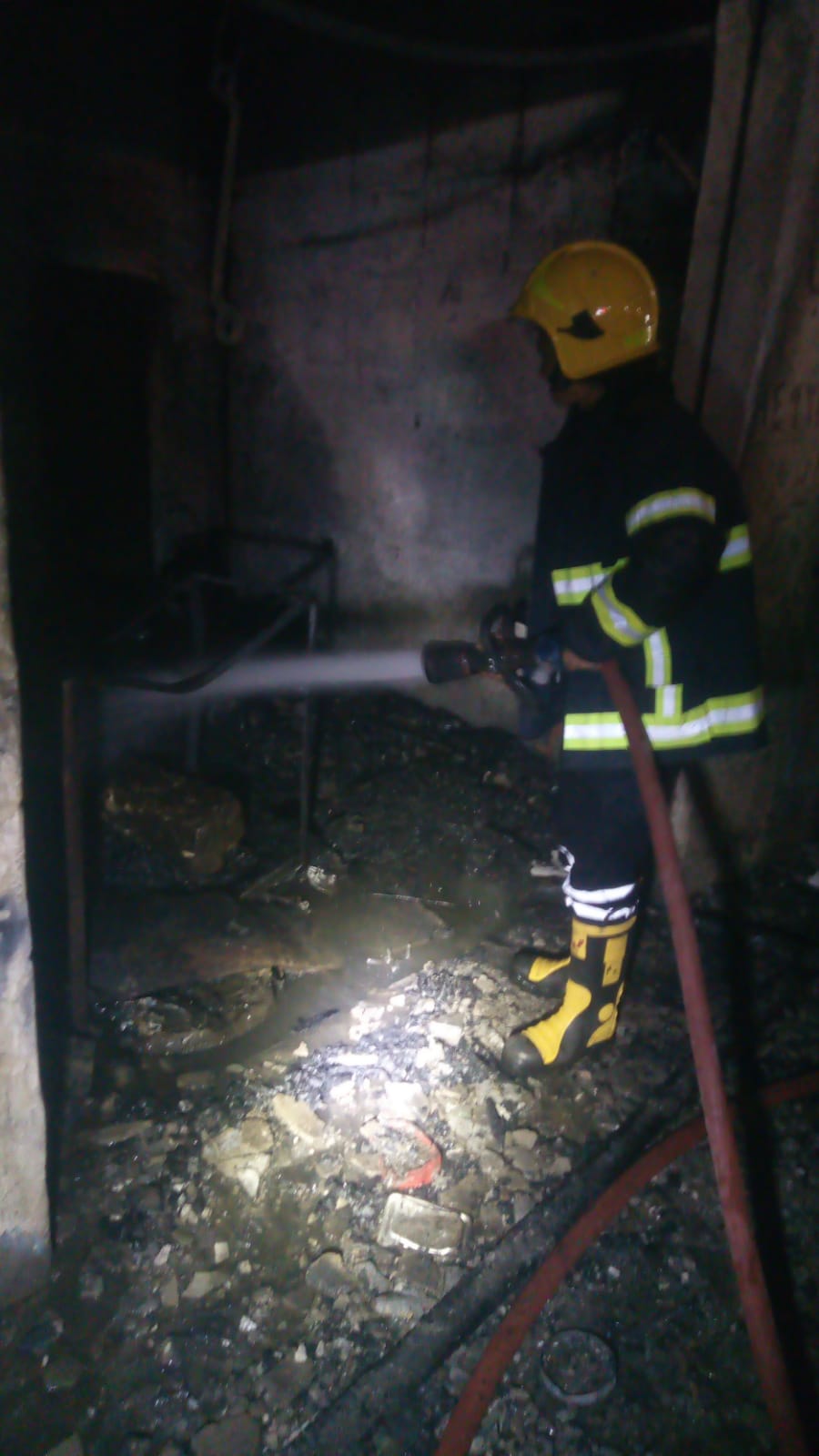 السيطرة على حريق محل قطع غيار دراجات فى المرج (1)