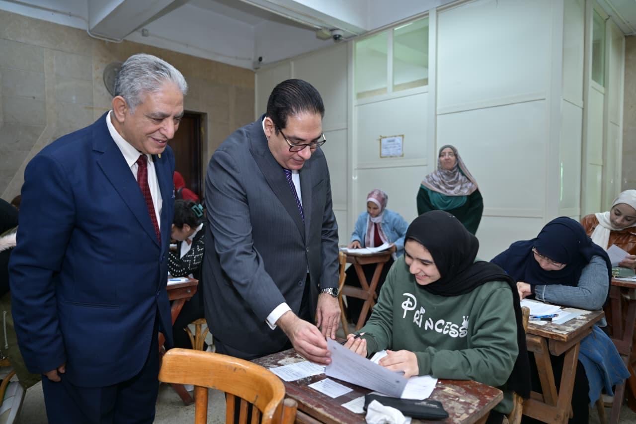 رئيس جامعة القاهرة يتفقد سير امتحانات الفصل الدراسي الأول بعدد من الكليات رئيس جامعة القاهرة يتفقد سير امتحانات الفصل الدراسي الأول بعدد من الكليات