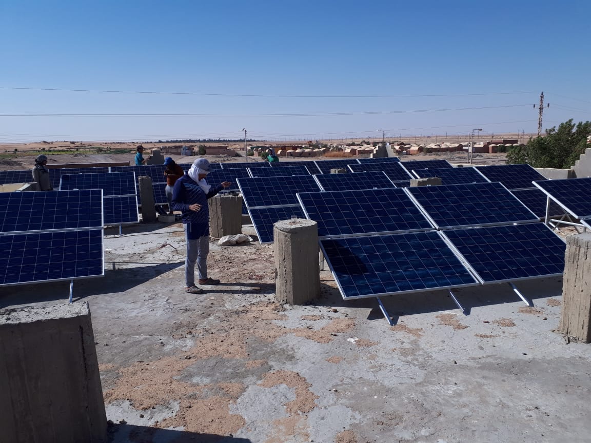 اثناء تركيب محطة الطاقة الشمسية بمركز باريس اثناء تركيب محطة الطاقة الشمسية بمركز باريس