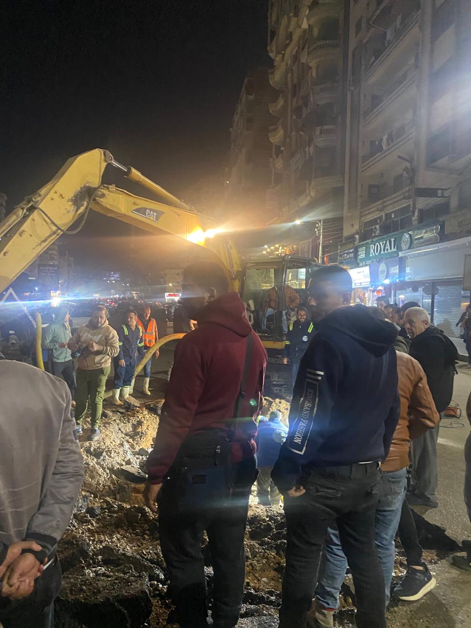 إصلاح تسرب مياه بشارع قناة السويس