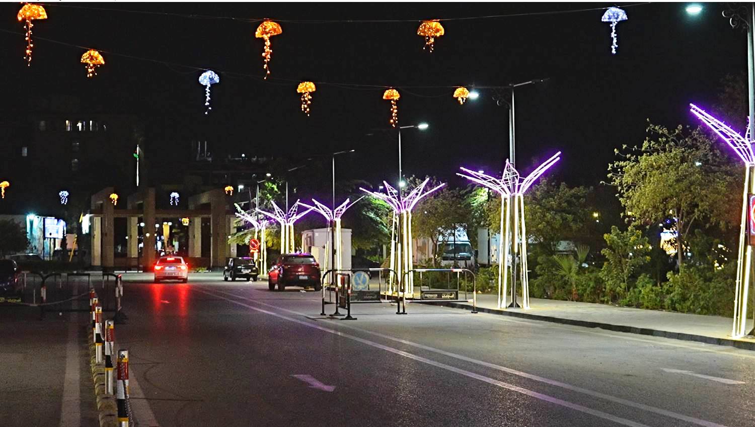 زينة بالشوارع زينة بالشوارع