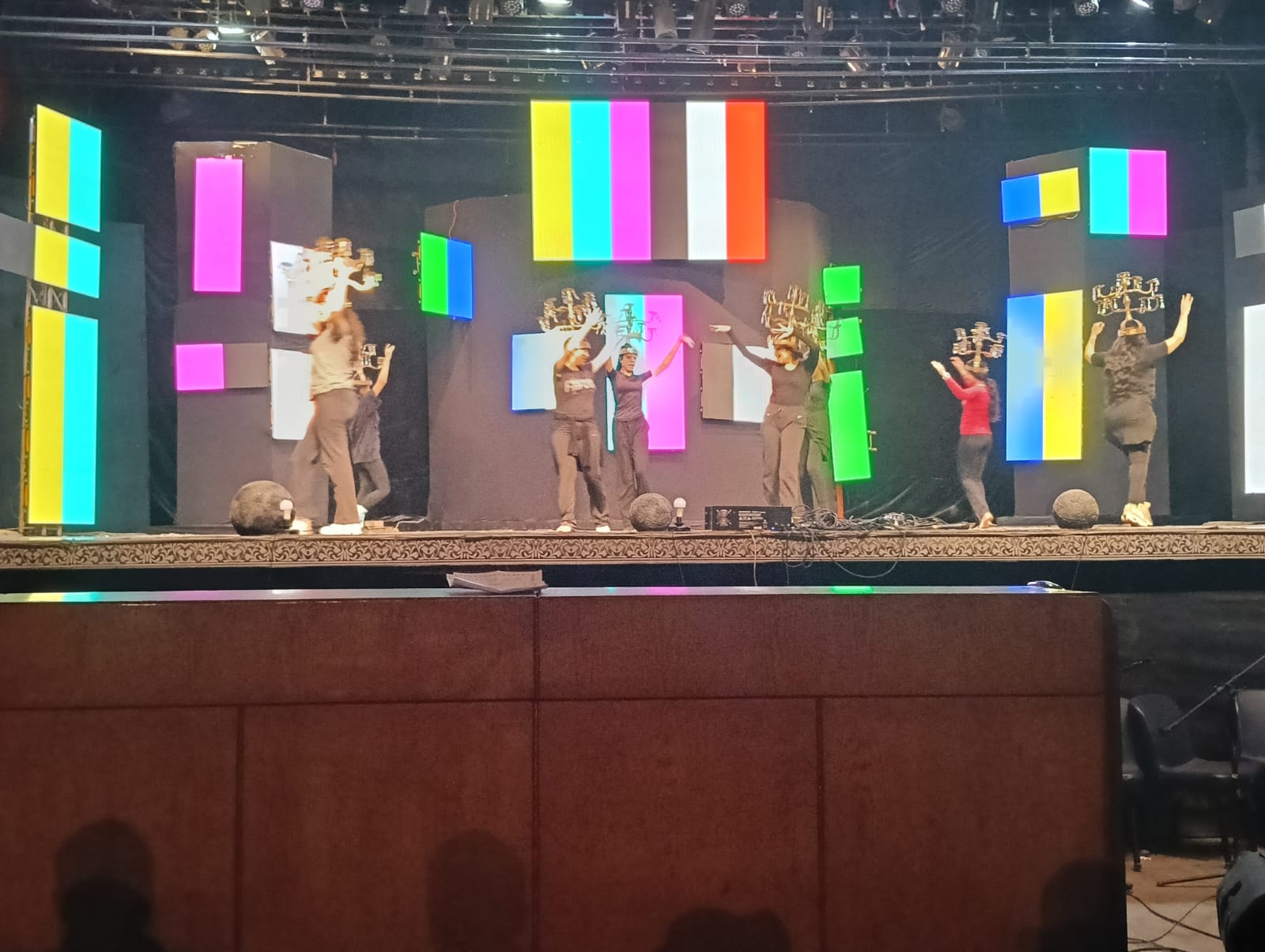 تامر عبدالمنعم يشهد البروفات النهائية لإحتفالية رأس السنة (6)