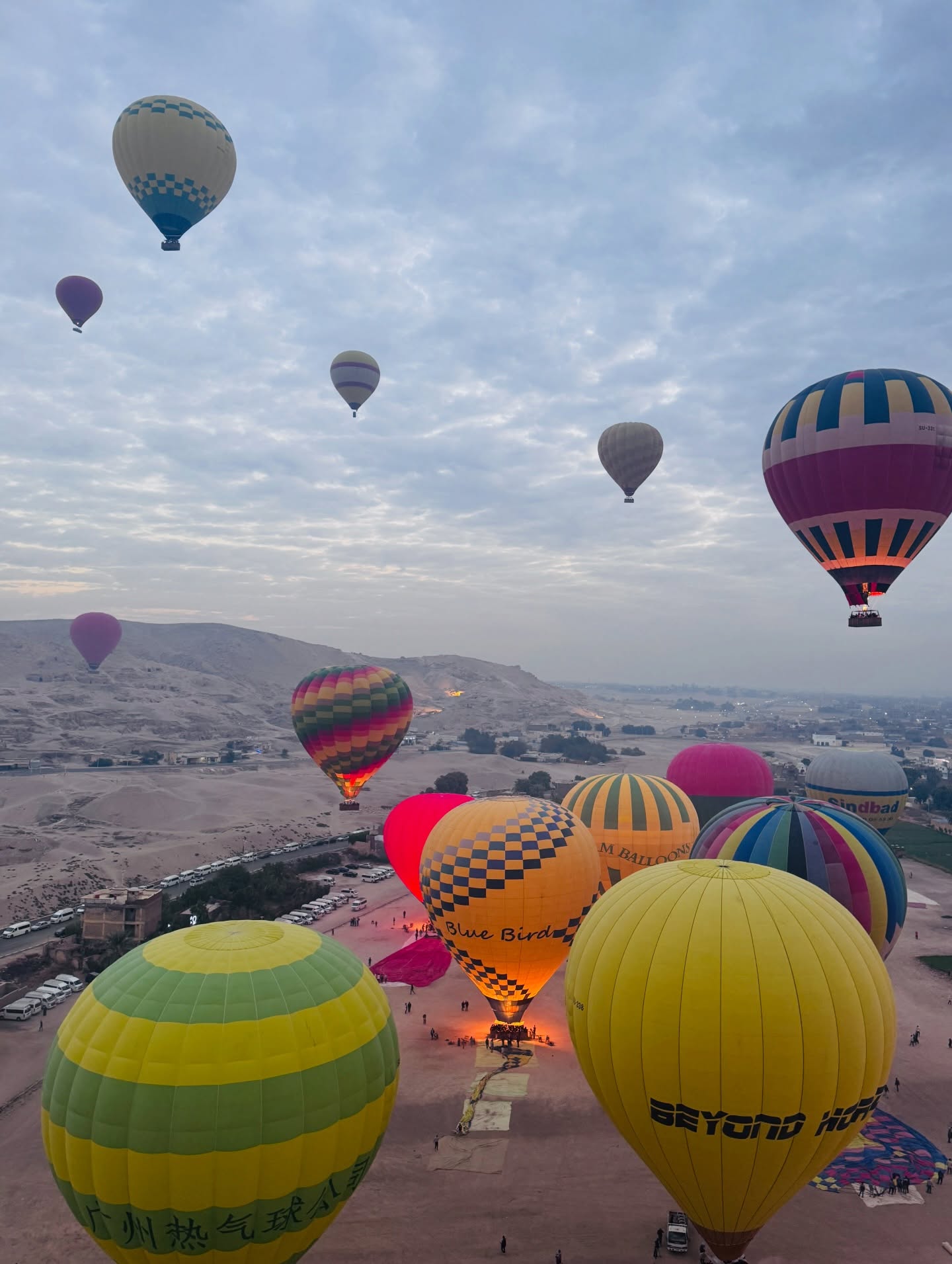 سماء الأقصر تشهد تحليق رحلات البالون الطائر بالبر الغربى