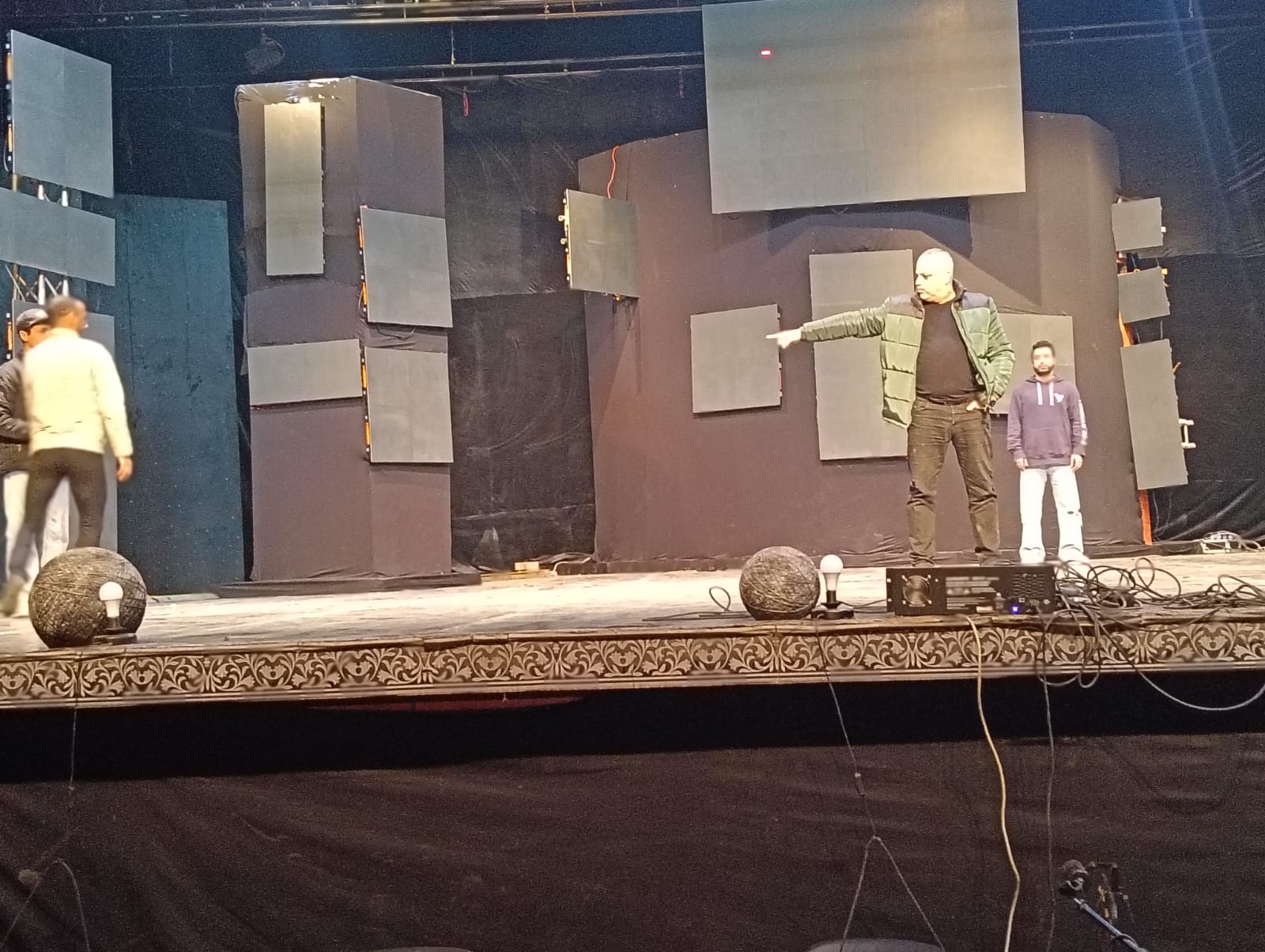 تامر عبدالمنعم يشهد البروفات النهائية لإحتفالية رأس السنة (3)