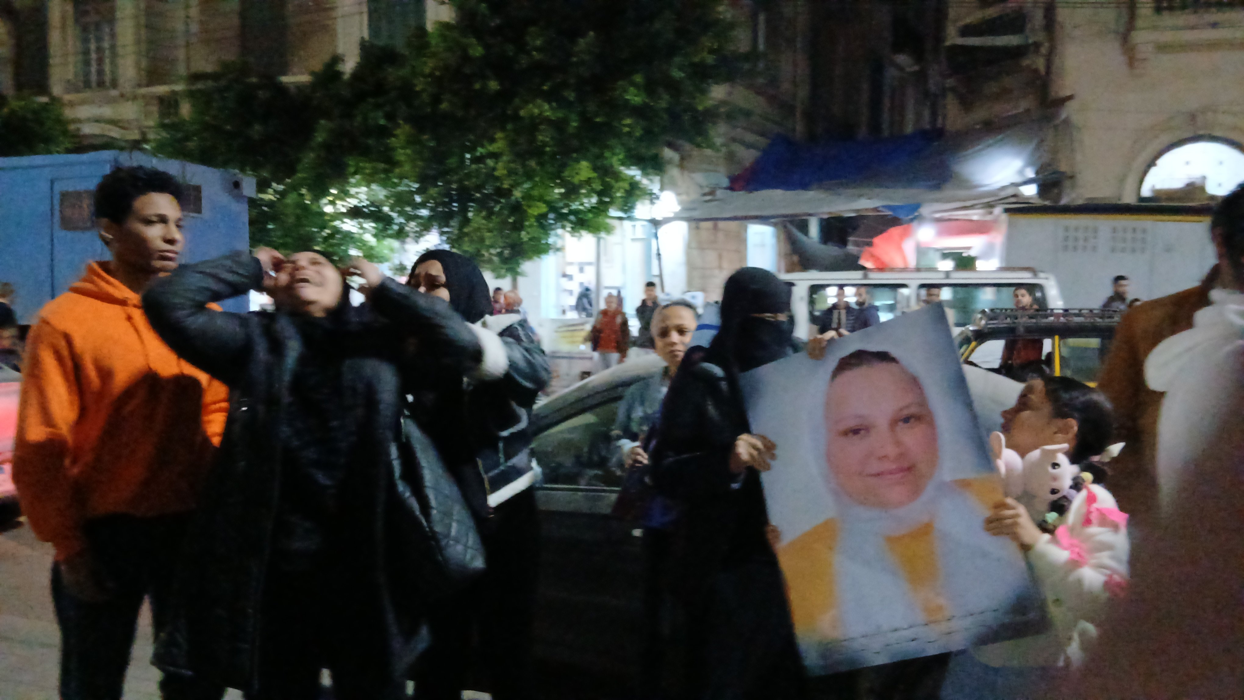 اسرة الفتاة المقتوله علي يد زوجها ترفع صورها بعد إحالة أوراقه للمفني (1)