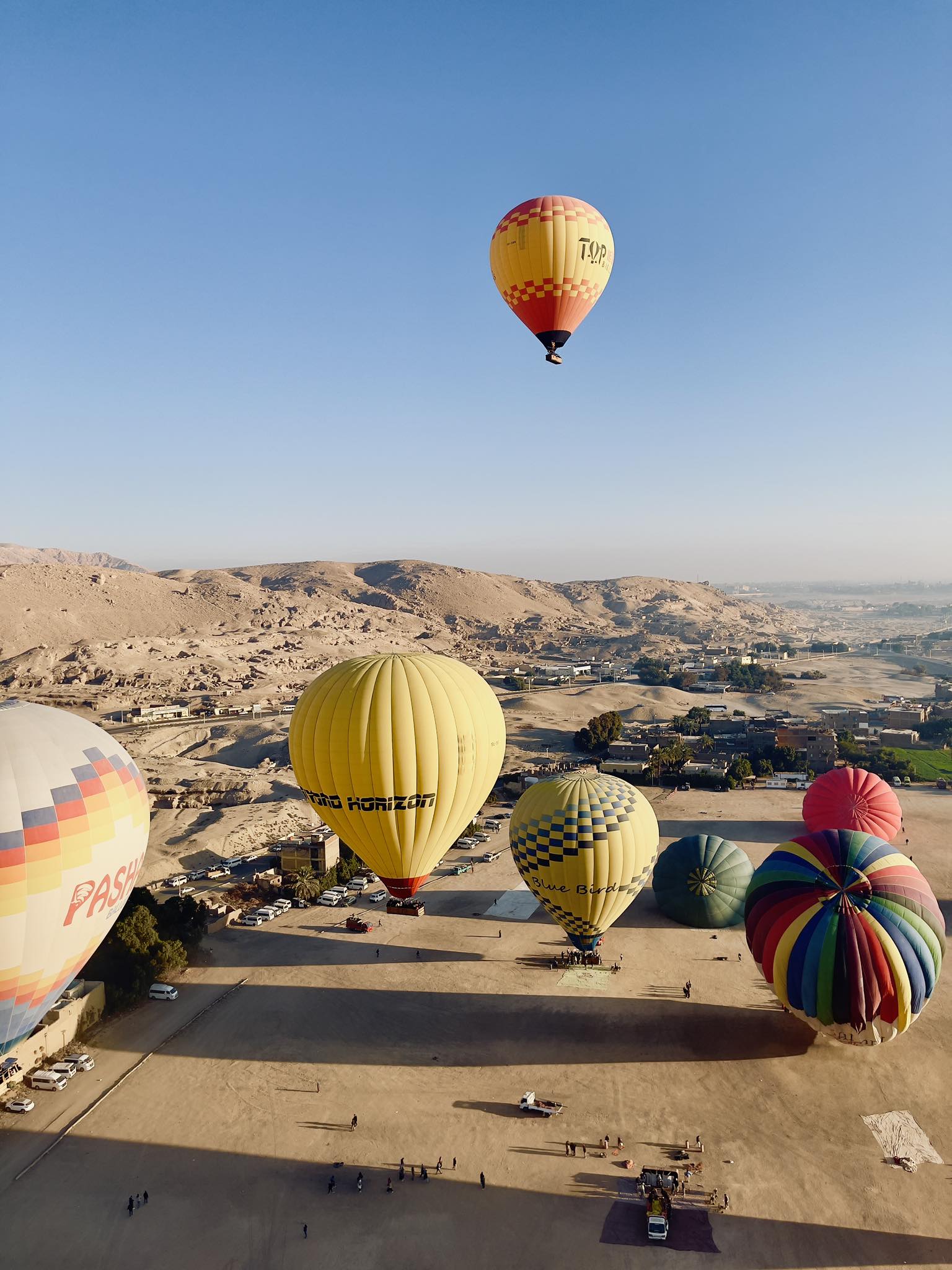 لحظات تحليق رحلات البالون الطائر فى سماء الأقصر