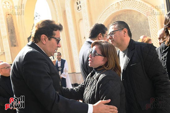 إلهام تقدم التعازي