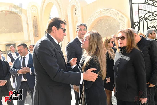 ليلى علوي تقدم العزاء