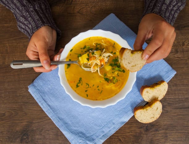 تناول شوربة العدس تناول شوربة العدس