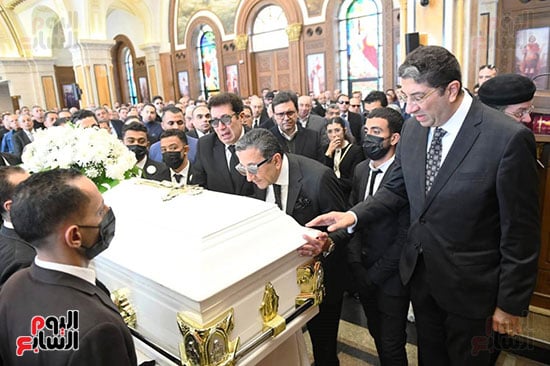 هاني رمزي يودع والدته