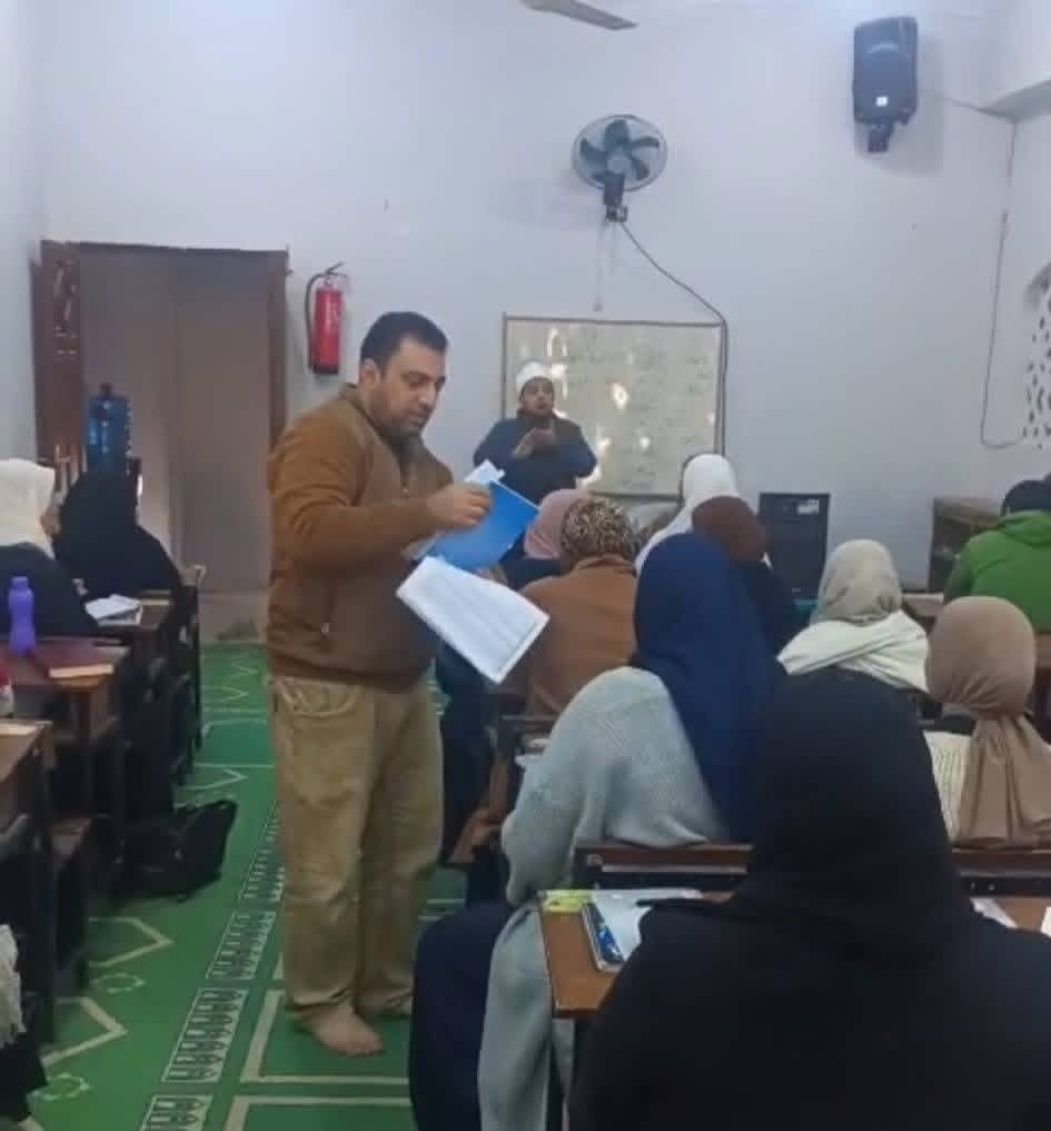 اثناء توزيع الكتب