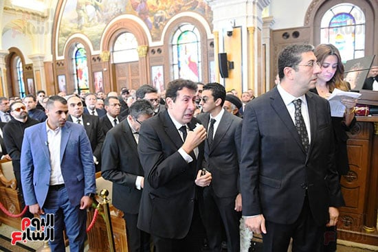 هاني رمزي ينهار في جنازة والدته