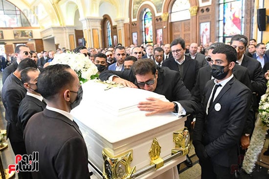 هانى رمزي يودع والدته