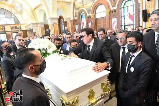 الفنان هانى رمزي يودع والدته